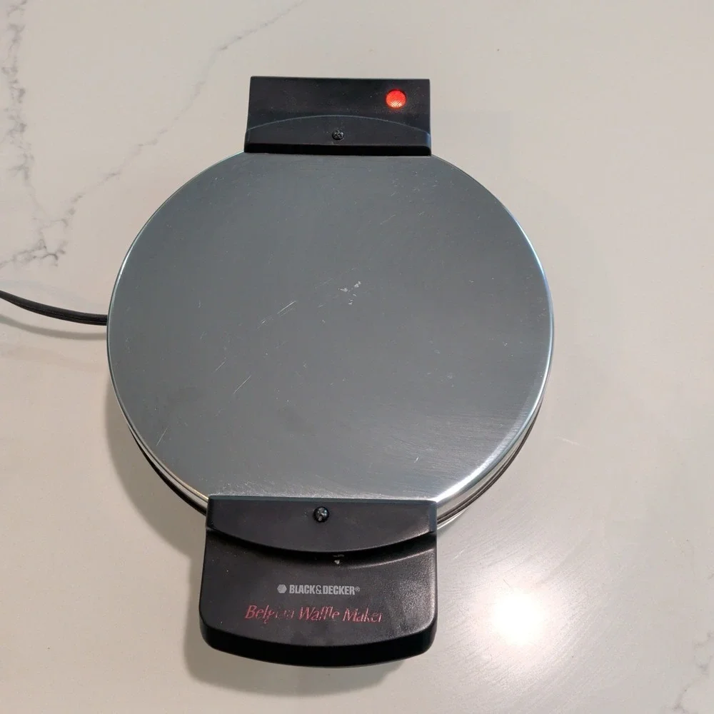 BLACK & DECKER Belgian Waffle Maker WMB500 Tested & working Silver & Black clean